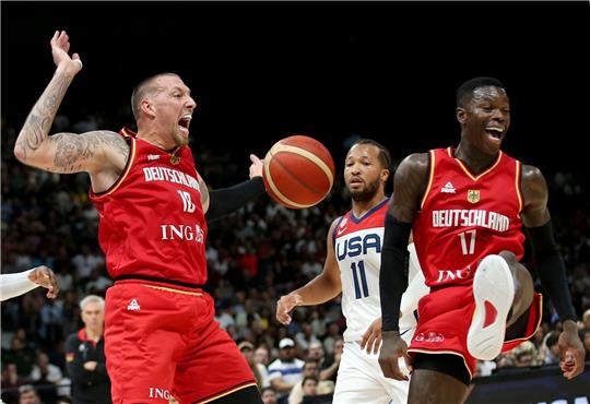 Dennis Schröder jubelt beim Spiel gegen die USA.