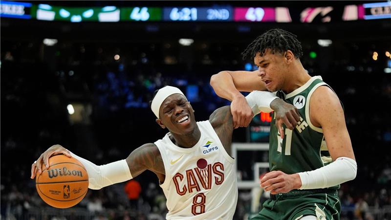 Dennis Schröder (l) stand bei Cleveland in der Startformation.