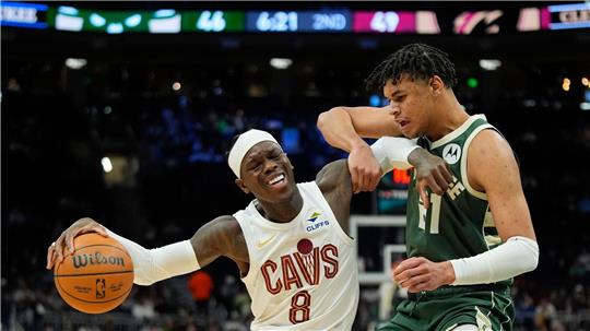 Dennis Schröder (l) stand bei Cleveland in der Startformation.