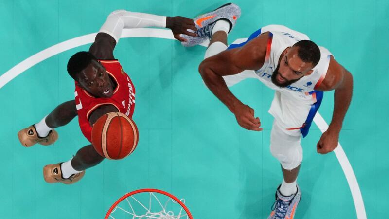 Furchtlos nach Paris: Basketballer bei Olympia in Gold-Form Dennis Schröder (l.) und die deutschen Basketballer spielten sich in einen Rausch.