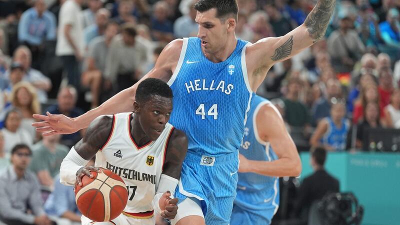 „Geschichte geschrieben“: Basketballer im Halbfinale Dennis Schröder (l.) und die deutschen Basketballer stehen bei Olympia im Halbfinale.
