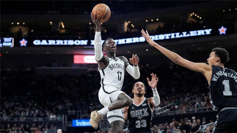 Dennis Schröder (l) will mit den Brooklyn Nets in die Playoffs.