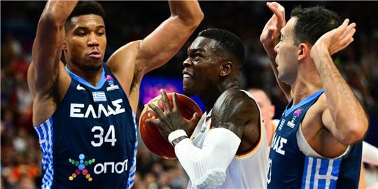 Dennis Schröder (m. , Deutschland) gegen Giannis Antetokounmpo (li.) und Kostas Sloukas (re. , Griechenland) während des EM-Viertelfinales. Im Halbfinale wartet Weltmeister Spanien. Foto: Soeren Stache / dpa