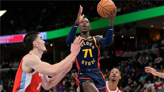 Dennis Schröder musste in seinem ersten Spiel für die Warriors eine deftige Pleite hinnehmen.