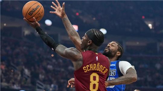 Dennis Schröder musste sich mit Cleveland diesmal Dallas geschlagen geben.