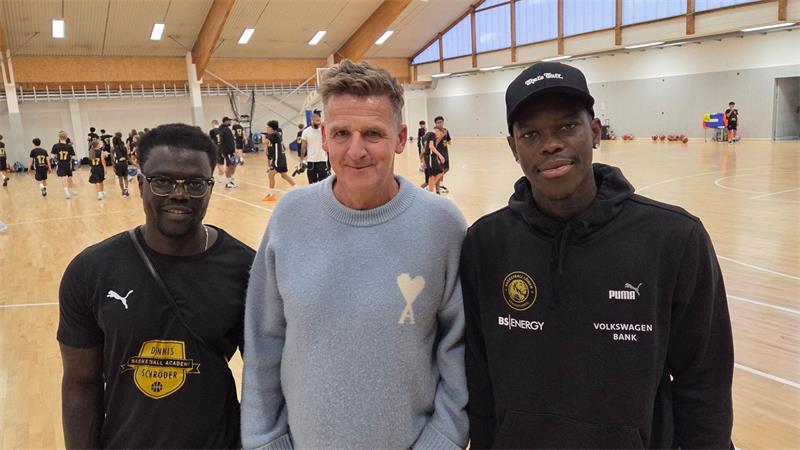 Dennis Schröder (r) freut sich immer noch auf die NBA und will mit Partnern wie dem früheren Handball-Nationalspieler Mannhard Bech (m) Kinder für den Sport begeistern. 