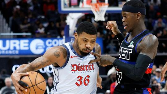 Dennis Schröder (r.) kam auf elf Punkte.