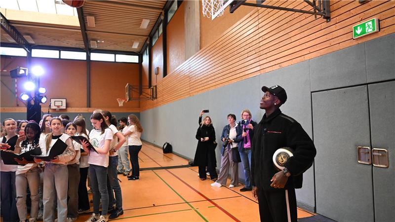 Titelträger mit Tränen - Tausende Fans feiern Schröder Dennis Schröder (r) kehrte in Braunschweig zu den Wurzeln seiner Basketball-Karriere zurück.
