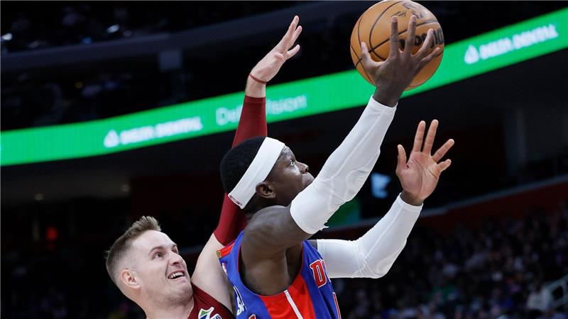 Dennis Schröder (r) von den Detroit Pistons erzielte im Spiel gegen die Cleveland Cavaliers 17 Punkte.