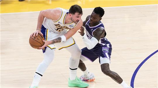 Dennis Schröder (rechts) musste sich mit Sacramento den Los Angeles Lakers und Luka Doncic klar geschlagen geben.