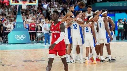 Dennis Schröder schleicht enttäuscht vom Feld.