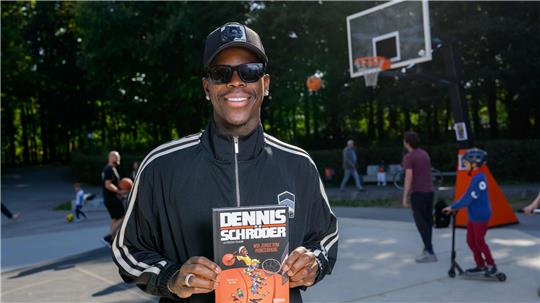Dennis Schröder spricht im Braunschweiger Prinzenpark über sein Kinderbuch. 