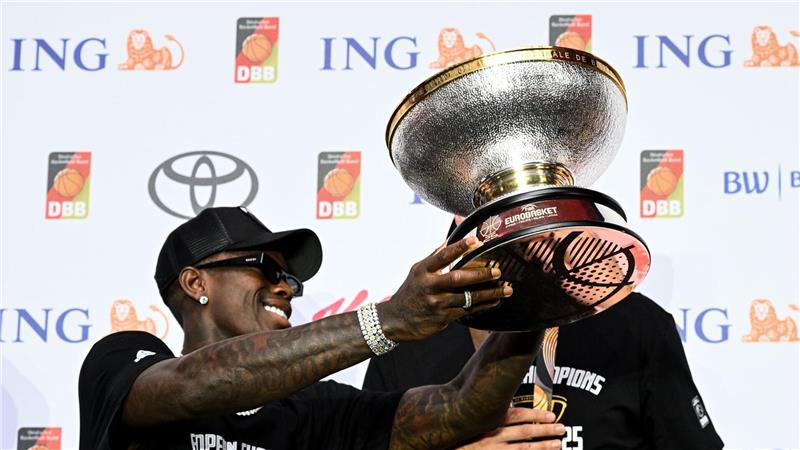 Dennis Schröder und die deutschen Basketballer wurden beim Empfang in Frankfurt für den EM-Titel gefeiert.