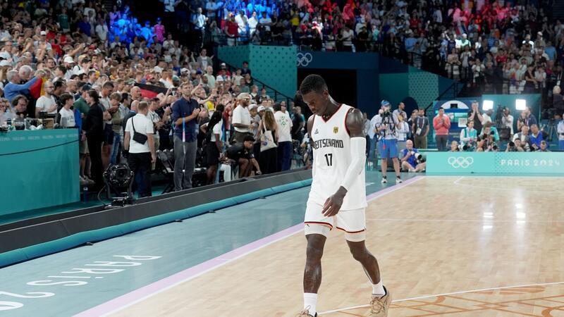 Frust statt Freude: Basketball-Ära endet mit Enttäuschung Dennis Schröder verlässt frustriert und ohne Medaille das Parkett.