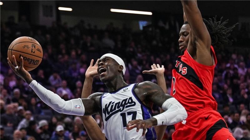 54 Punkte Vorsprung: Knicks holen Rekordsieg in der NBA Dennis Schröder (vorne) konnte die nächste Pleite für die Kings nicht verhindern.