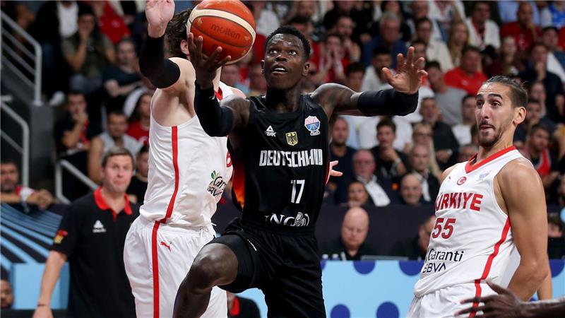 Dennis Schröder zieht gegen Cedi Osman und Kenan Sipahi aus der Türkei zum Korb.