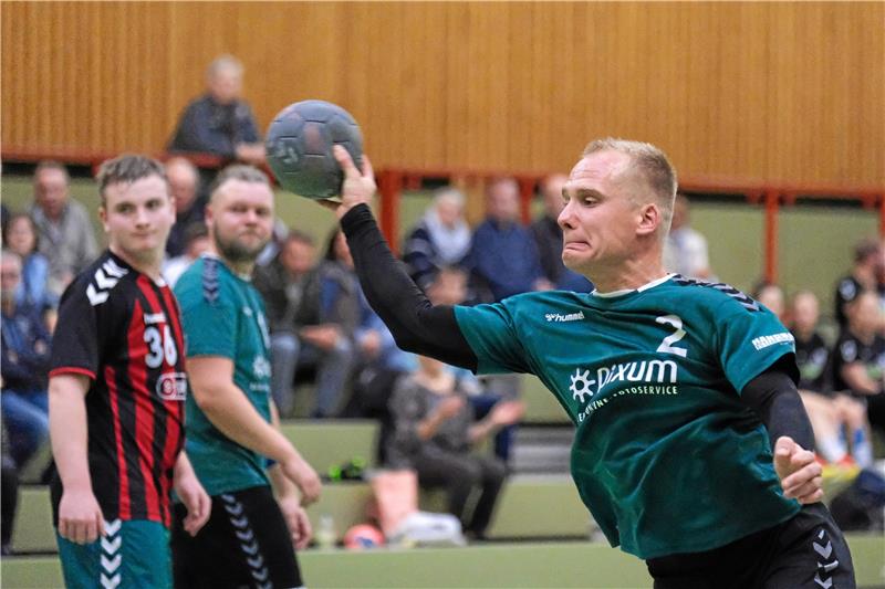 HSG Langelsheim/Astfeld bringt sich um den Erfolg Dennis Seifert trifft zweimal in Ehmen, kann die erste Saisonniederlage der HSG Langelsheim/Astfeld in der Regionsoberliga aber auch nicht verhindern. Foto: Drechsler