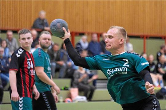 Dennis Seifert trifft zweimal in Ehmen, kann die erste Saisonniederlage der HSG Langelsheim/Astfeld in der Regionsoberliga aber auch nicht verhindern. Foto: Drechsler