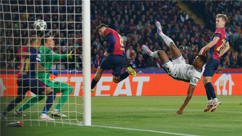 Halbfinal-Kracher: Flick und Barça retten Remis gegen Inter Denzel Dumfries (2.v.r) von Inter Mailand erzielt den zweiten Treffer gegen den FC Barcelona