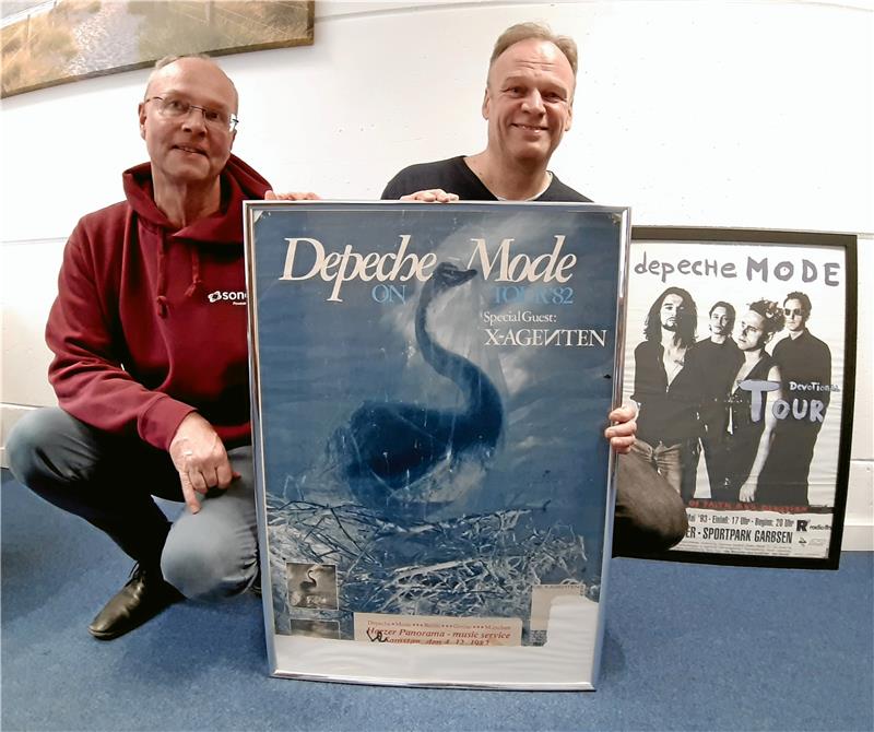 Bad Harzburger Rennwoche erneut mit Depeche-Mode-Tribute? Depeche-Mode-Fans seit mehr als 40 Jahren: Stephan Ahrens und Freund Frank Strauß. Ihr erstes Depeche-Mode-Konzert ist das im Odeon-Theater. „Berlin - Goslar - München“ steht auf dem Plakat mit dem Schwanen-Bild, das auch auf das erste Album „Speak & Spell“ gedruckt ist. Das 15. Album mit dem Titel „Memento Mori“ kommt am 24. März heraus. Es ist das erste nach dem Tod von Keyboarder Andrew Fletcher. Foto: Potthast