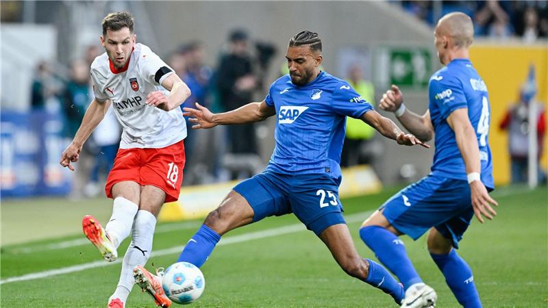 Der 1. FC Heidenheim um Marvin Pieringer (l) und die TSG 1899 Hoffenheim um Kevin Akpoguma (r) lieferten sich in der Anfangsphase einen müden Kick.