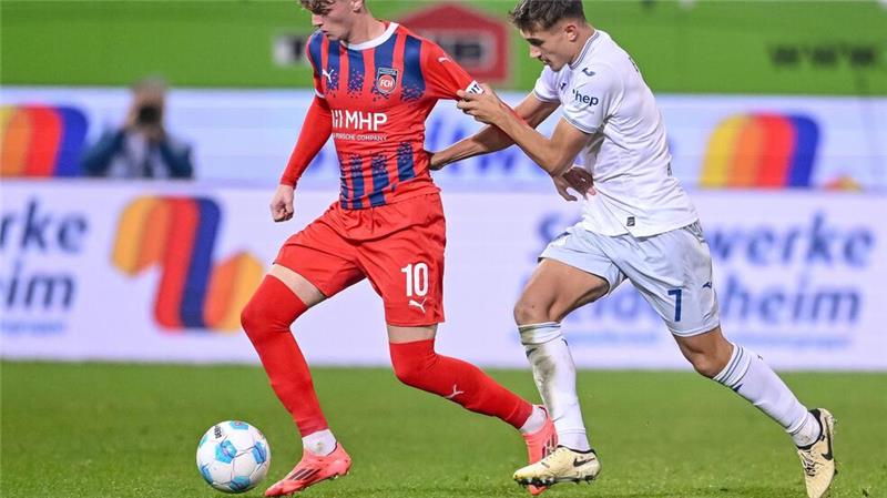 Nullnummer in Heidenheim: Torlos gegen Hoffenheim Der 1. FC Heidenheim um Paul Wanner (l) und die TSG 1899 Hoffenheim um Tom Bischof (r) kamen erst nach der Pause offensiv in Schwung.