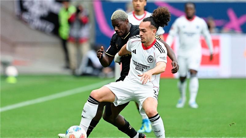 Der 1. FC Köln um Ragnar Ache (l) hatte gegen Eintracht Frankfurt um Arthur Theate früh im Spiel eine Topchance.