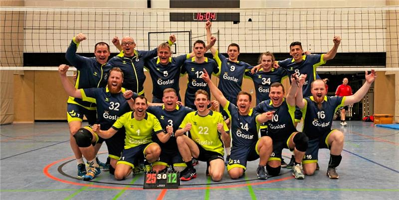 Der 1. VC Goslar feiert die Meisterschaft in der Bezirksliga: (hinten) Trainer Martin Baensch, Alexander Riegler, Ulrich Bartmann, Sebastian Dorn, Bohdan Dudnyk, Paul Berlet, Abderrahim Addi; (vorn) Heiner Köhler, Frank Zscheile, Mathias Krosta, Christian Foto: Privat