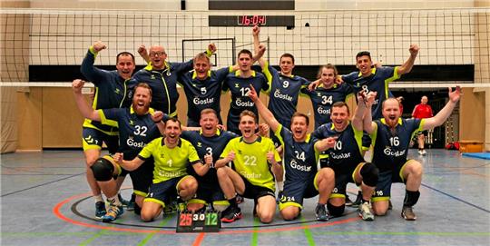 Der 1. VC Goslar feiert die Meisterschaft in der Bezirksliga: (hinten) Trainer Martin Baensch, Alexander Riegler, Ulrich Bartmann, Sebastian Dorn, Bohdan Dudnyk, Paul Berlet, Abderrahim Addi; (vorn) Heiner Köhler, Frank Zscheile, Mathias Krosta, Christian Foto: Privat