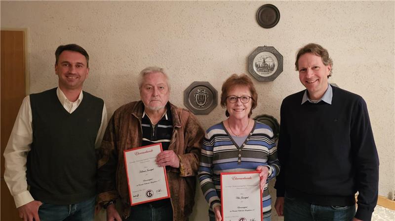 Der 1. Vorsitzende des TCK Langelsheim Martin Voigt (links) und der Kassenwart Olaf Lehmann (rechts) verleihen Helmut und Ute Janespal die Ehrenmitgliedschaft.