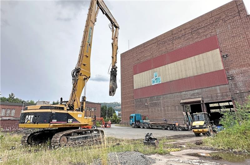 Hüttengelände Harlingerode: Der Abrissbagger steht bereit Der 110 Tonnen schwere Bagger steht bereit, um das erste von drei Hüttengebäuden abzureißen. Fotos: Schlegel