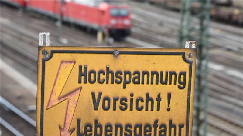 Der 16-Jährige war vor dem Stromschlag nach Angaben der Polizei auf einen anfahrenden Zug geklettert. (Symbolbild)