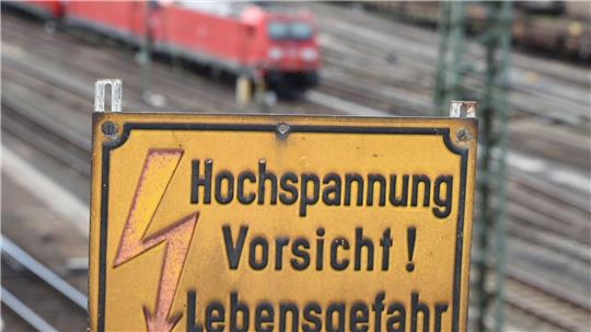 Der 16-Jährige war vor dem Stromschlag nach Angaben der Polizei auf einen anfahrenden Zug geklettert. (Symbolbild)