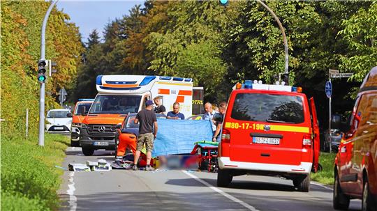 Der 18-jährige Radfahrer erlitt schwerste Verletzungen, unter anderem am Kopf. Fotos: Neuendorf