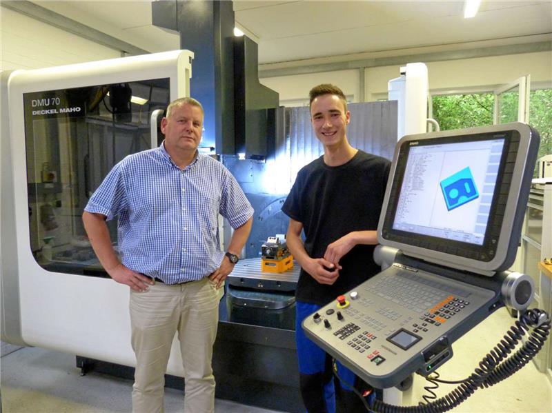 Der 18-jährige Tobias Kalbitz (rechts) absolviert eine Ausbildung zum Feinwerkmechaniker an der TU Clausthal.   Fotos: Haberstumpf