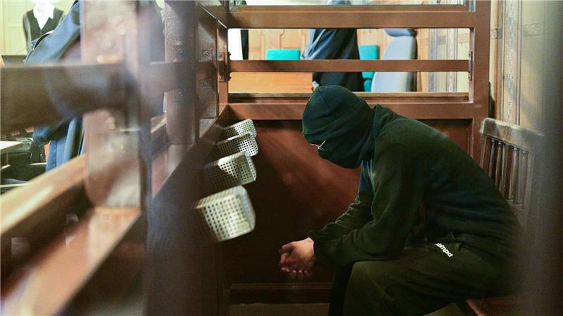 Der 19-Jährige ist unter anderem wegen versuchten Mordes angeklagt. 