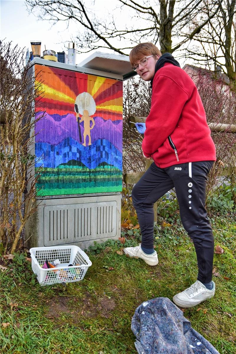 Der 19-jährige RKS-Schüler Felix Metzger lässt sein künstlerisches Talent an einem Stromkasten aus. „Der Wilde Mann“ steht im Mittelpunkt, von ihm aus gehen die Sonnenstrahlen, die Energie bringen.