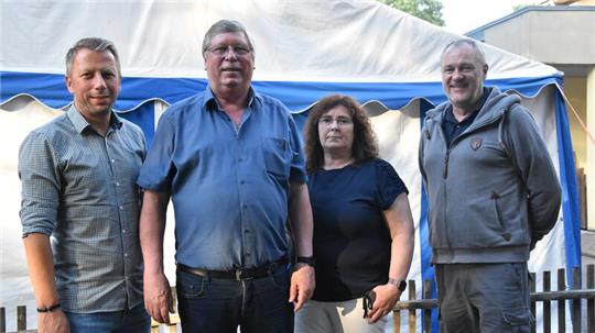 Der 2. Vorsitzende Björn Vorlop, Vorsitzender Burkhard Siebert, Kassenwartin Bettina Penndorf und der 3. Vorsitzende Jens Bastam (v.l.) stehen vor und für Blau-Weiß.