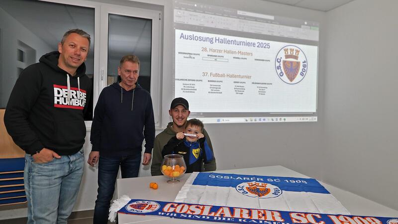 Das sind die Gruppen beim Hallenturnier des GSC 08 Der 2. Vorsitzende Björn Vorlop und Vorsitzender Werner Penndorf losen gemeinsam mit Kian Doci und dessen Vater Kevin (v. l.) die Gruppen für die Hallenfußballturniere des Goslarer SC 08 aus.