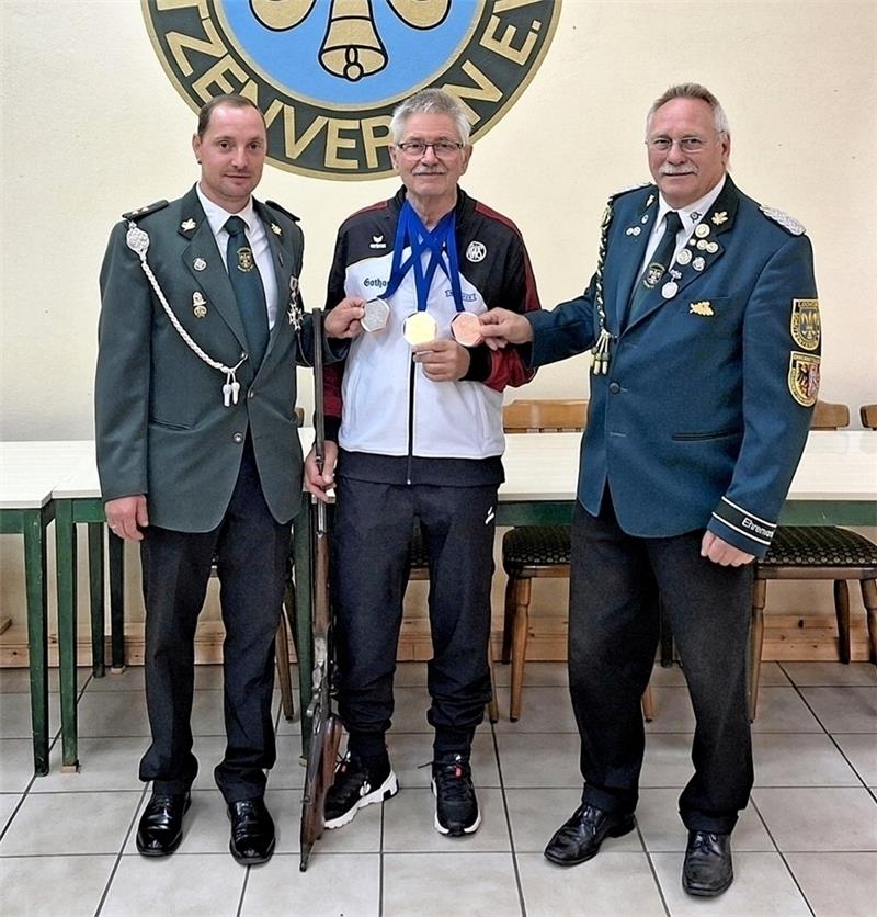 Lochtumer Schütze wird mit 70 Jahren Europameister Der 2. Vorsitzende Mirko Schulze (li.) und Ehrenvorsitzender Wilfried Höpfner (re.) gratulieren Rudolf Matschke zu seinem Medaillensatz. Foto: Hohaus