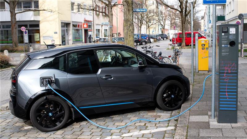 Der 2013 vorgestellte BMW i3 sah sehr nach Elektroauto, aber nur bedingt nach BMW aus. (Archivbild)