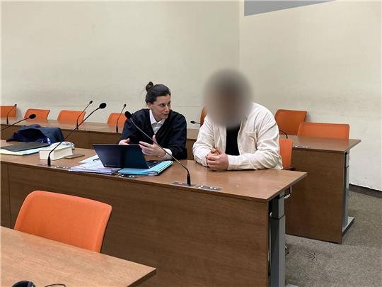 Der 22-Jährige sitzt mit seiner Anwältin auf der Anklagebank des Amtsgerichts München.
