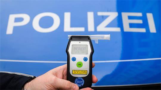 Der 22-Jährige stand laut Polizei mit 2,53 Promille erheblich unter Alkoholeinfluss. (Symbolbild)