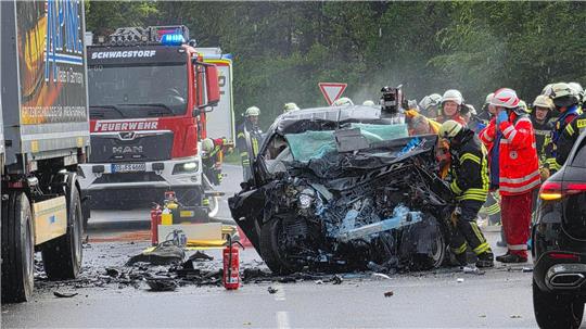 Der 23-jährige Fahrer wurde mit lebensgefährlichen Verletzungen in ein Krankenhaus gebracht.