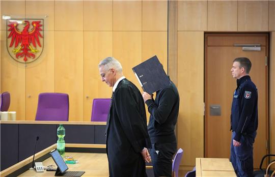 Der 24 Jahre alte Mann soll im alkoholisierten Zustand und mit überhöhter Geschwindigkeit auf der Bundesstraße 96a im Mühlenbecker Land einen Unfall verursacht haben bei dem zwei Menschen starben.