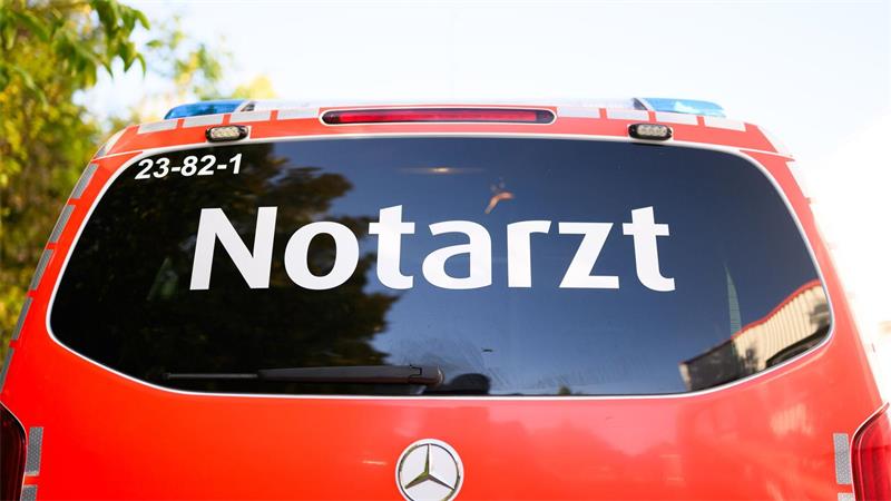 Der 26-Jährige wurde mit einem Rettungshubschrauber in ein Krankenhaus gebracht. (Symbolbild)