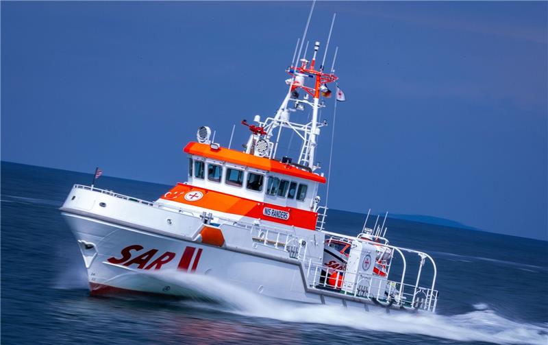 Geschätzt rund 40.000 Besucher beim Tag der Seenotretter Der 28 Meter lange und fast 4.000 PS starke Seenotrettungskreuzer „Nis Randers“ fährt bei einer Einsatzübung auf der Ostsee vor der Halbinsel Fischland-Darf-Zingst Manöver.