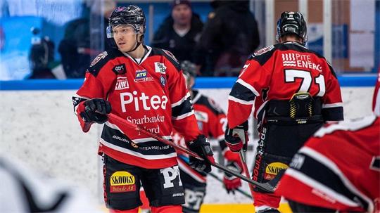 Eishockeyspieler in roten Trikots mit der Aufschrift "Pitea" auf dem Spielfeld, einer blickt nach links, ein anderer zeigt die Rückseite mit der Nummer 71