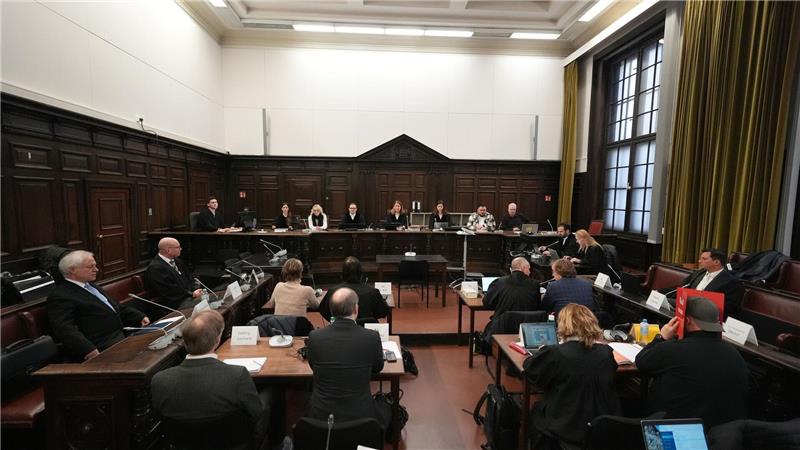 Der 33. Prozesstag begann mit scharfer Kritik der Verteidigung am Verlauf des Verfahrens.