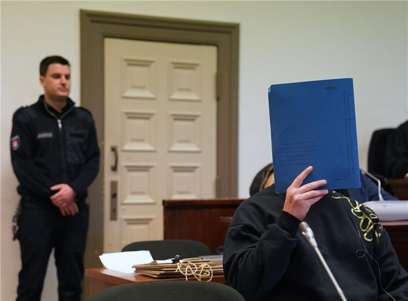 Obdachloser angezündet: Opfer nimmt Angeklagten in Schutz Der 35-jährige Angeklagte (r) zu Beginn des Prozesses im Sitzungssaal im Strafjustizgebäude in Hamburg.